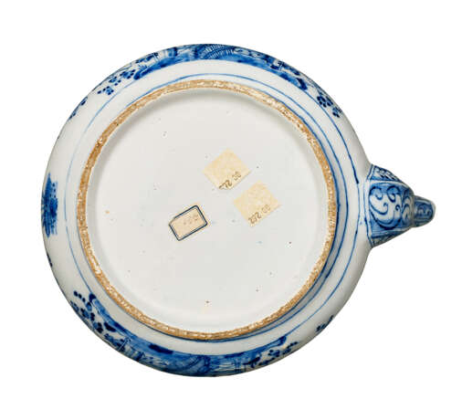 A DUTCH DELFT BLUE AND WHITE TEA KETTLE AND COVER ON PIERCED STAND (KETEL EN KOMFOOR) - Foto 5