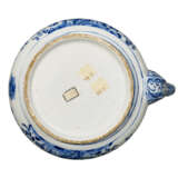 A DUTCH DELFT BLUE AND WHITE TEA KETTLE AND COVER ON PIERCED STAND (KETEL EN KOMFOOR) - Foto 5