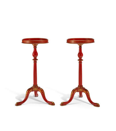 A PAIR OF GEORGE II RED-JAPANNED CIRCULAR TRIPOD CANDLESTANDS - photo 2