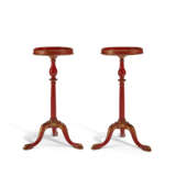 A PAIR OF GEORGE II RED-JAPANNED CIRCULAR TRIPOD CANDLESTANDS - photo 2