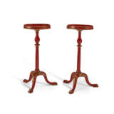 A PAIR OF GEORGE II RED-JAPANNED CIRCULAR TRIPOD CANDLESTANDS - photo 3