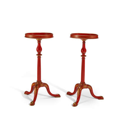 A PAIR OF GEORGE II RED-JAPANNED CIRCULAR TRIPOD CANDLESTANDS - photo 3