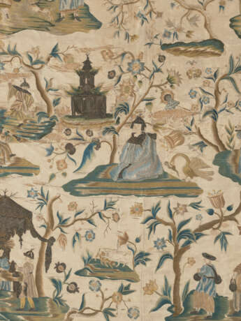 A LARGE CHINOISERIE SILK AND METALLIC NEEDLEWORK FRAGMENT - photo 2