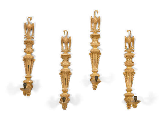 A SET OF FOUR QUEEN ANNE GILTWOOD SINGLE-BRANCH WALL LIGHTS - photo 1