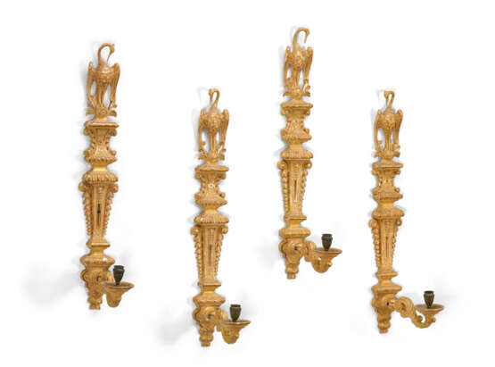 A SET OF FOUR QUEEN ANNE GILTWOOD SINGLE-BRANCH WALL LIGHTS - photo 3