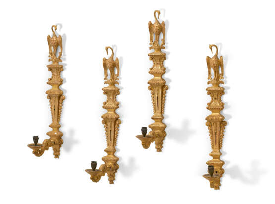 A SET OF FOUR QUEEN ANNE GILTWOOD SINGLE-BRANCH WALL LIGHTS - photo 4