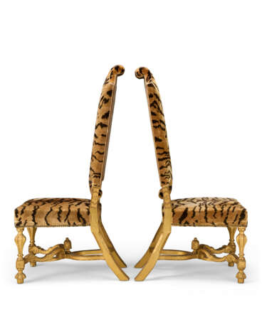 A PAIR OF WILLIAM AND MARY CARVED GILTWOOD SIDE CHAIRS - Foto 2