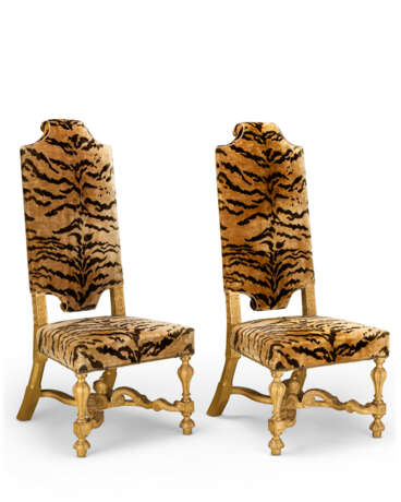 A PAIR OF WILLIAM AND MARY CARVED GILTWOOD SIDE CHAIRS - Foto 4