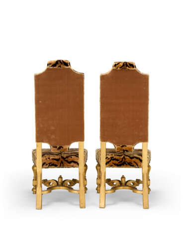 A PAIR OF WILLIAM AND MARY CARVED GILTWOOD SIDE CHAIRS - Foto 5