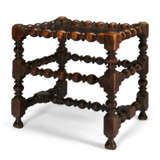 A CHARLES I OAK STOOL - Foto 1