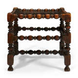 A CHARLES I OAK STOOL - Foto 2