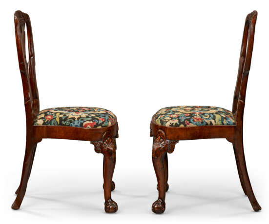 A PAIR OF GEORGE II WALNUT SIDE CHAIRS - photo 4