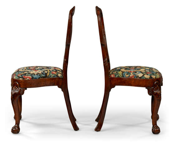 A PAIR OF GEORGE II WALNUT SIDE CHAIRS - photo 6