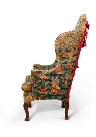 A QUEEN ANNE WALNUT AND BEECHWOOD WING ARMCHAIR - photo 3