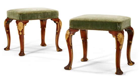 A PAIR OF ENGLISH WALNUT AND PARCEL-GILT STOOLS - photo 1