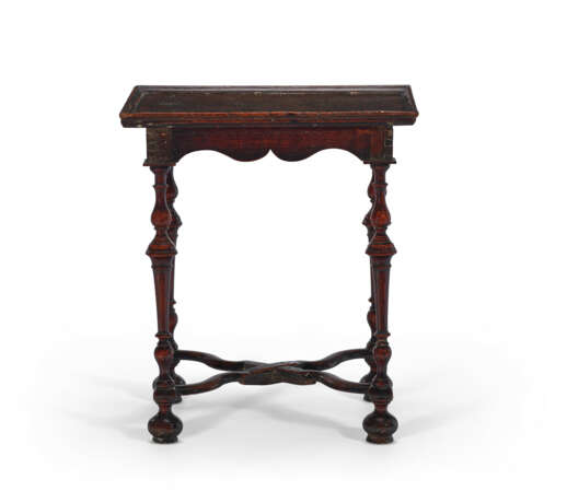 A WILLIAM AND MARY OAK CENTER TABLE - photo 2