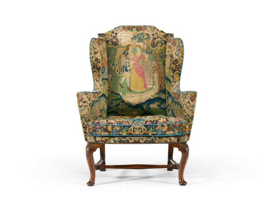 A GEORGE I WALNUT WING ARMCHAIR - фото 3