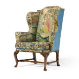 A GEORGE I WALNUT WING ARMCHAIR - фото 4