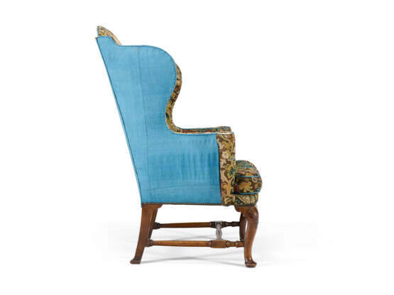 A GEORGE I WALNUT WING ARMCHAIR - фото 5