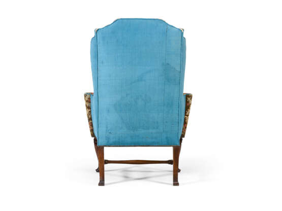 A GEORGE I WALNUT WING ARMCHAIR - фото 6