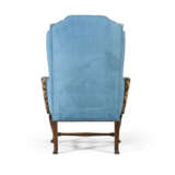 A GEORGE I WALNUT WING ARMCHAIR - фото 6