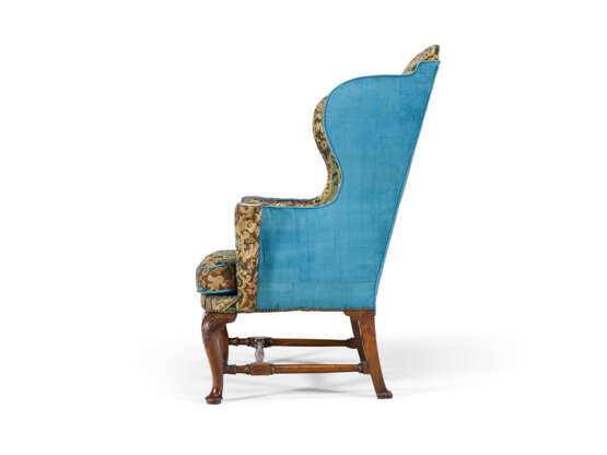 A GEORGE I WALNUT WING ARMCHAIR - фото 7