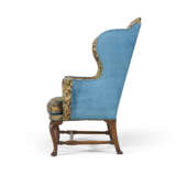 A GEORGE I WALNUT WING ARMCHAIR - фото 7