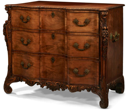 A GEORGE III MAHOGANY COMMODE - фото 1