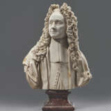 A FRENCH MARBLE BUST OF A GENTLEMAN - фото 2