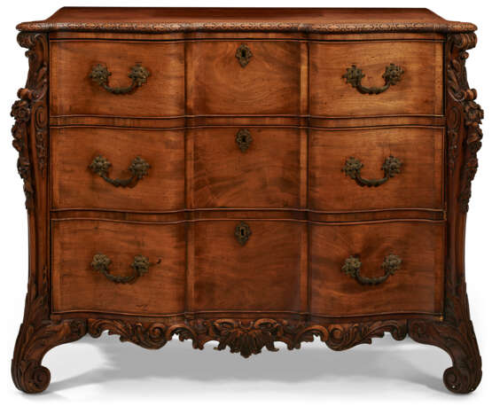 A GEORGE III MAHOGANY COMMODE - фото 2