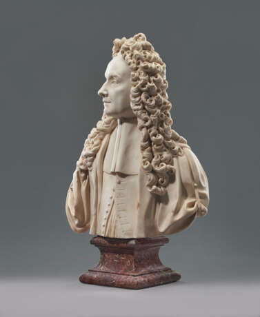 A FRENCH MARBLE BUST OF A GENTLEMAN - фото 3