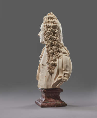 A FRENCH MARBLE BUST OF A GENTLEMAN - фото 5