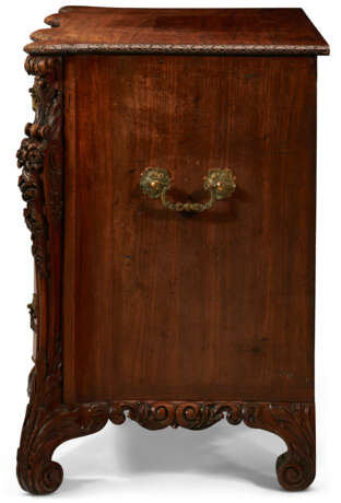 A GEORGE III MAHOGANY COMMODE - фото 3