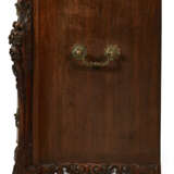 A GEORGE III MAHOGANY COMMODE - фото 3