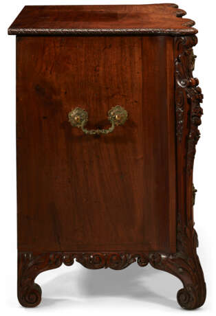 A GEORGE III MAHOGANY COMMODE - фото 5