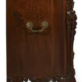 A GEORGE III MAHOGANY COMMODE - фото 5