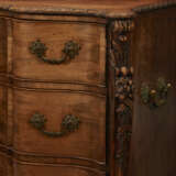 A GEORGE III MAHOGANY COMMODE - фото 6