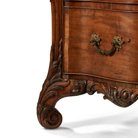 A GEORGE III MAHOGANY COMMODE - фото 7