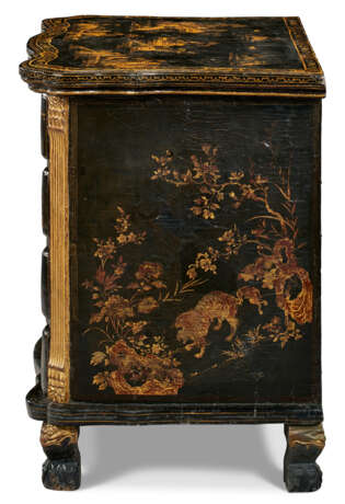 A MATCHED PAIR OF CHINESE EXPORT BLACK AND GILT LACQUER COMMODES - фото 2