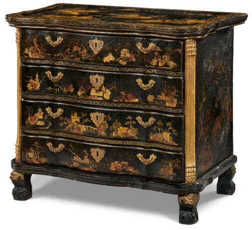 A MATCHED PAIR OF CHINESE EXPORT BLACK AND GILT LACQUER COMMODES - фото 3