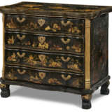 A MATCHED PAIR OF CHINESE EXPORT BLACK AND GILT LACQUER COMMODES - фото 3