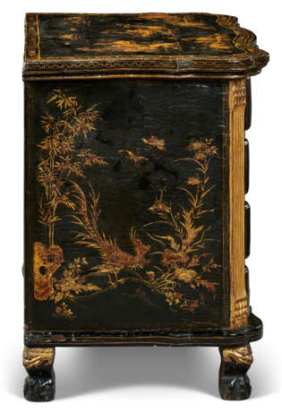 A MATCHED PAIR OF CHINESE EXPORT BLACK AND GILT LACQUER COMMODES - фото 5