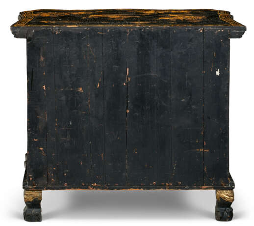 A MATCHED PAIR OF CHINESE EXPORT BLACK AND GILT LACQUER COMMODES - фото 7