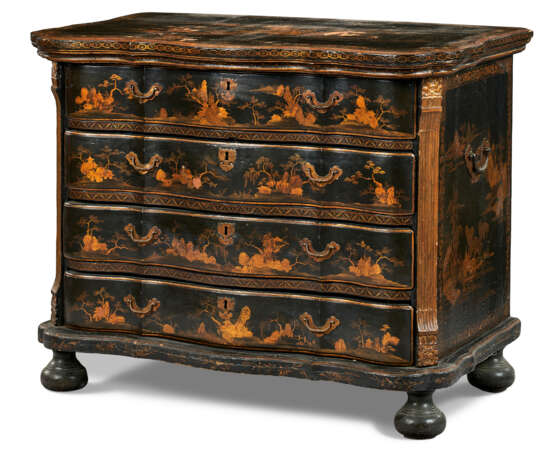 A MATCHED PAIR OF CHINESE EXPORT BLACK AND GILT LACQUER COMMODES - фото 9