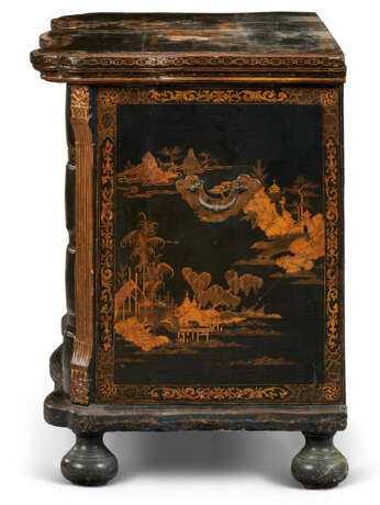 A MATCHED PAIR OF CHINESE EXPORT BLACK AND GILT LACQUER COMMODES - фото 10