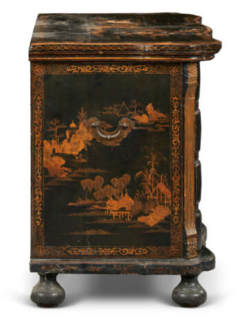 A MATCHED PAIR OF CHINESE EXPORT BLACK AND GILT LACQUER COMMODES - фото 11