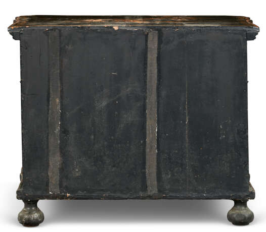 A MATCHED PAIR OF CHINESE EXPORT BLACK AND GILT LACQUER COMMODES - фото 13