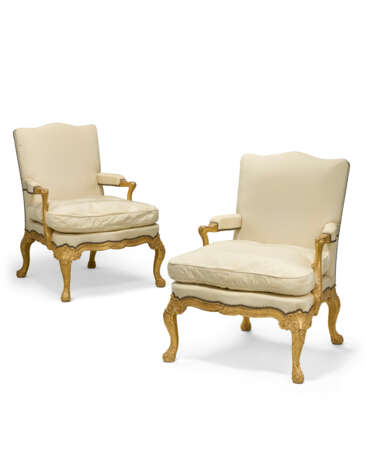 A PAIR OF GEORGE II STYLE CARVED GILTWOOD LIBRARY CHAIRS - photo 1