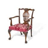 AN IRISH GEORGE II WALNUT ARMCHAIR - photo 1