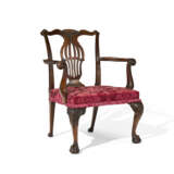 AN IRISH GEORGE II WALNUT ARMCHAIR - photo 2